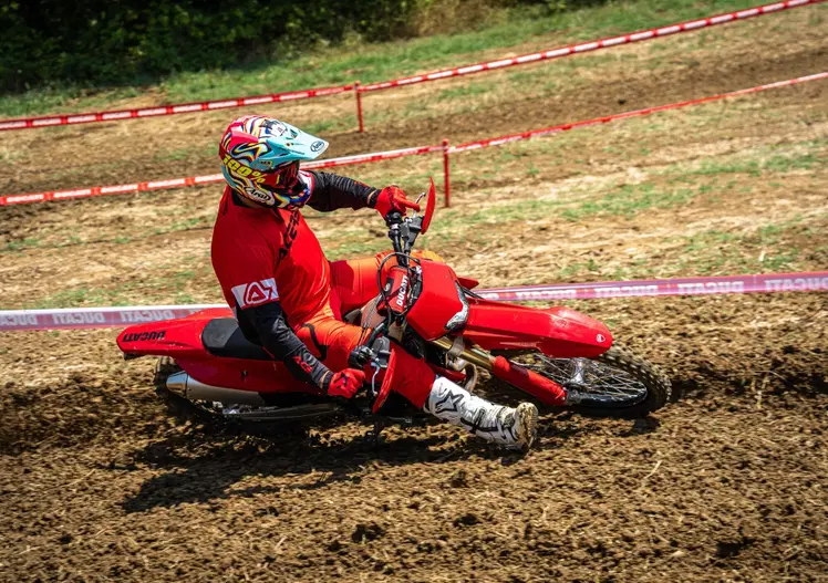 Desmo450 EDS, l'abbiamo provata in fettucciato e in linea, ecco come va la moto da enduro di Ducati! [VIDEO e GALLERY]