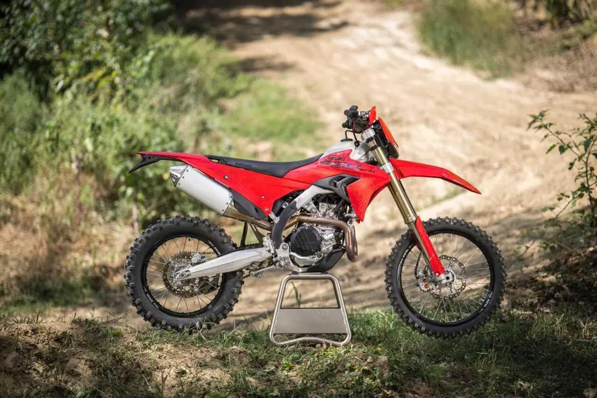 Desmo450 EDS, l'abbiamo provata in fettucciato e in linea, ecco come va la moto da enduro di Ducati! [VIDEO e GALLERY]