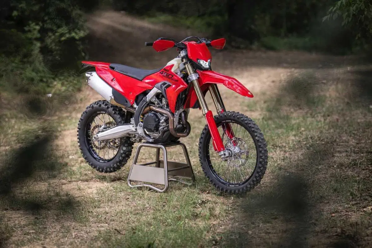 Desmo450 EDS, l'abbiamo provata in fettucciato e in linea, ecco come va la moto da enduro di Ducati! [VIDEO e GALLERY] (3)