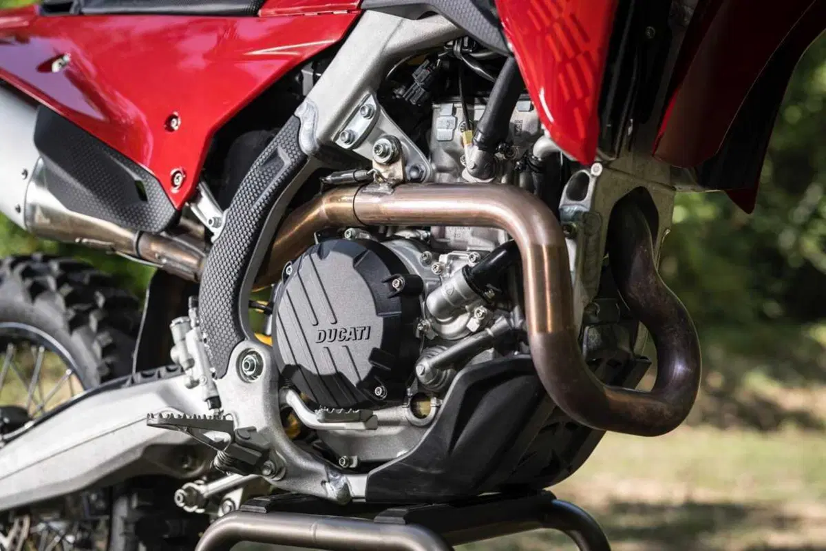 Desmo450 EDS, l'abbiamo provata in fettucciato e in linea, ecco come va la moto da enduro di Ducati! [VIDEO e GALLERY] (4)