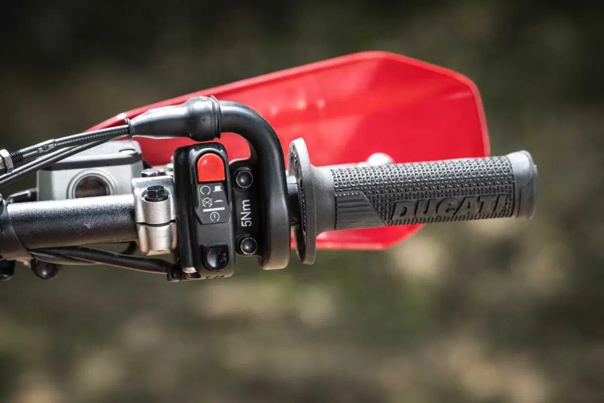 Desmo450 EDS, l'abbiamo provata in fettucciato e in linea, ecco come va la moto da enduro di Ducati! [VIDEO e GALLERY] (7)