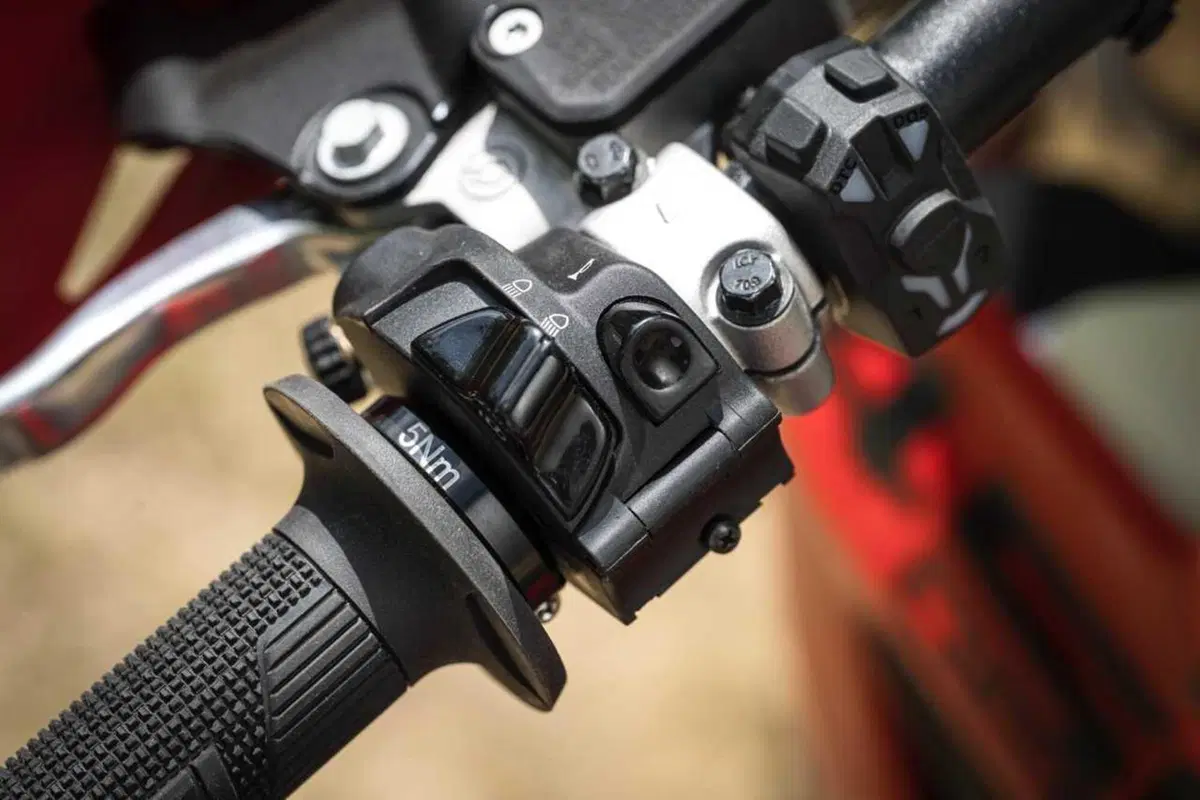 Desmo450 EDS, l'abbiamo provata in fettucciato e in linea, ecco come va la moto da enduro di Ducati! [VIDEO e GALLERY] (8)
