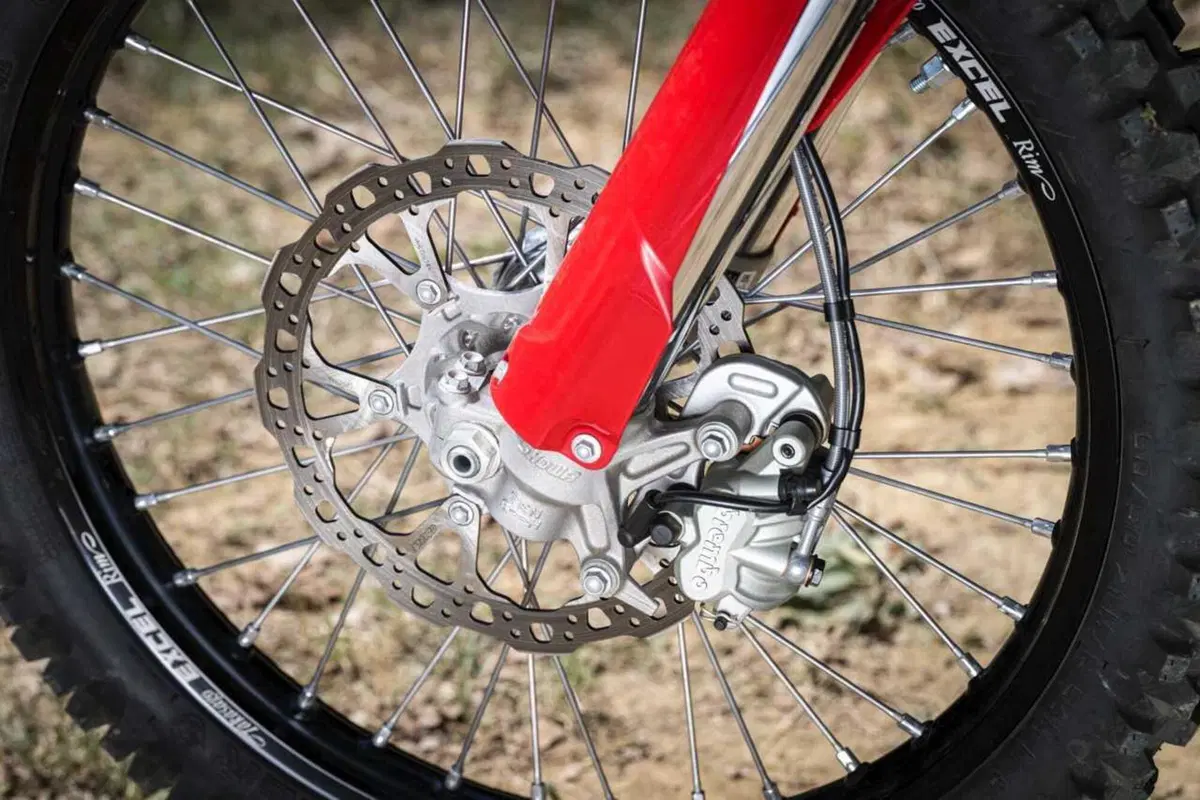 Desmo450 EDS, l'abbiamo provata in fettucciato e in linea, ecco come va la moto da enduro di Ducati! [VIDEO e GALLERY] (9)