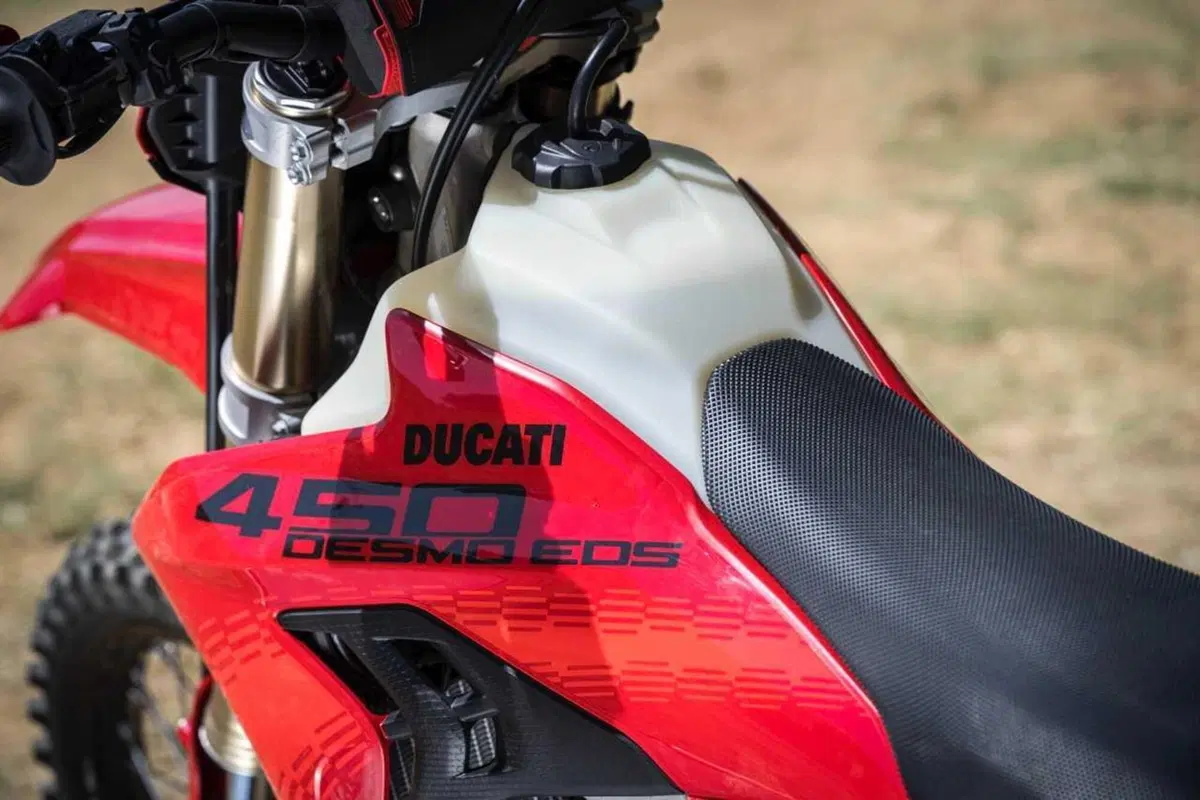 Desmo450 EDS, l'abbiamo provata in fettucciato e in linea, ecco come va la moto da enduro di Ducati! [VIDEO e GALLERY] (13)