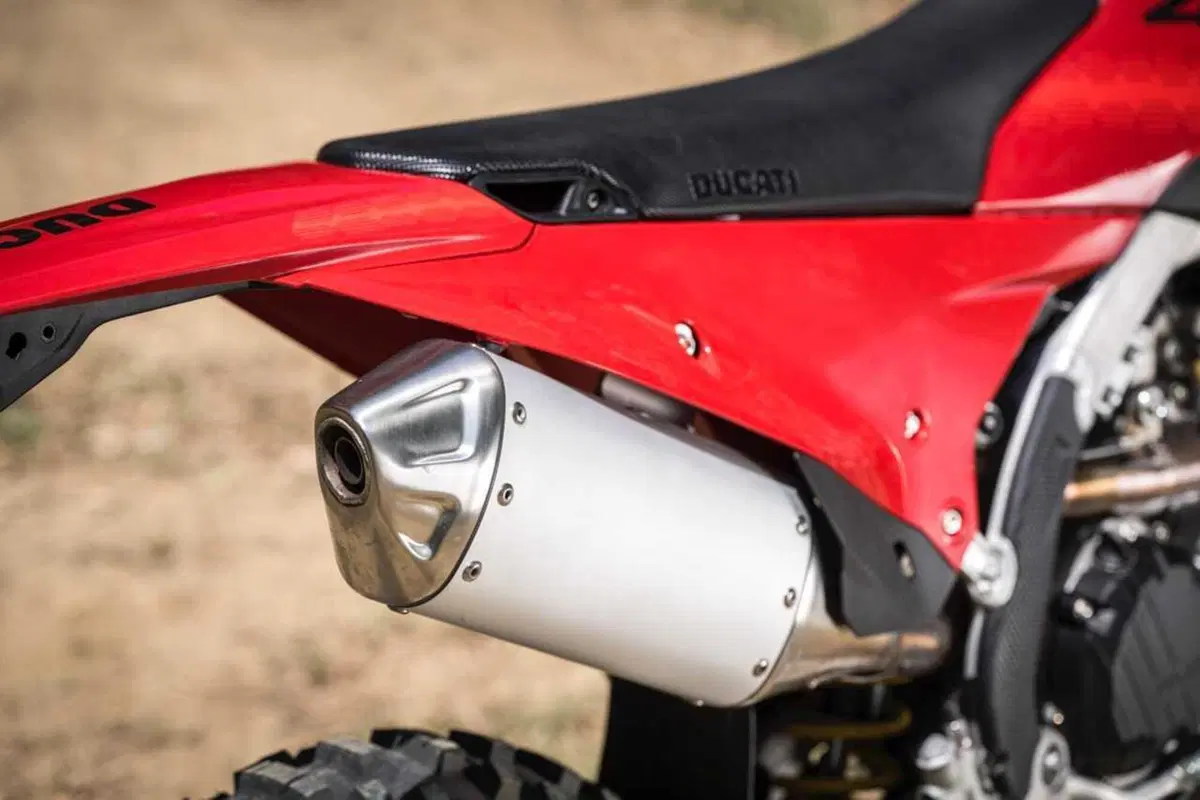 Desmo450 EDS, l'abbiamo provata in fettucciato e in linea, ecco come va la moto da enduro di Ducati! [VIDEO e GALLERY] (15)