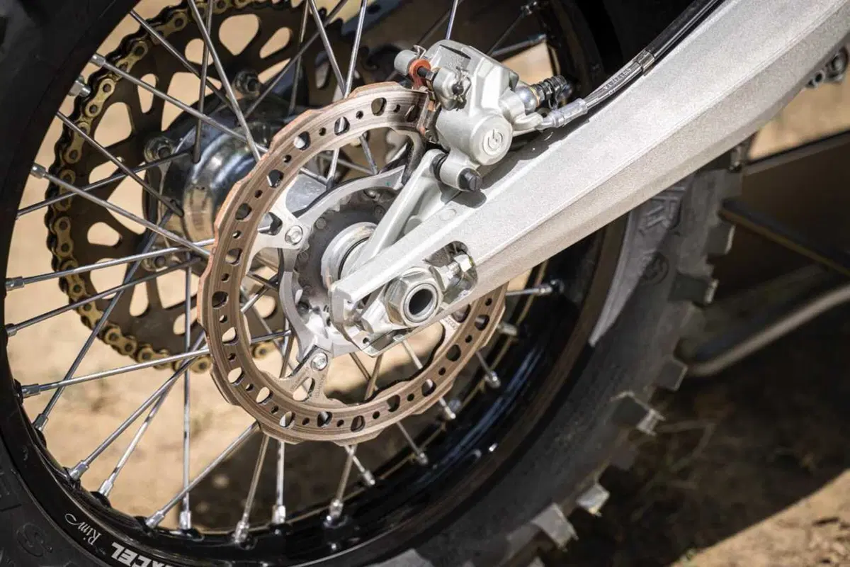 Desmo450 EDS, l'abbiamo provata in fettucciato e in linea, ecco come va la moto da enduro di Ducati! [VIDEO e GALLERY] (16)