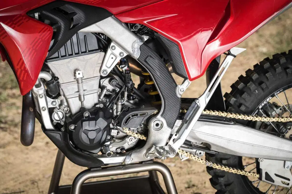 Desmo450 EDS, l'abbiamo provata in fettucciato e in linea, ecco come va la moto da enduro di Ducati! [VIDEO e GALLERY] (20)