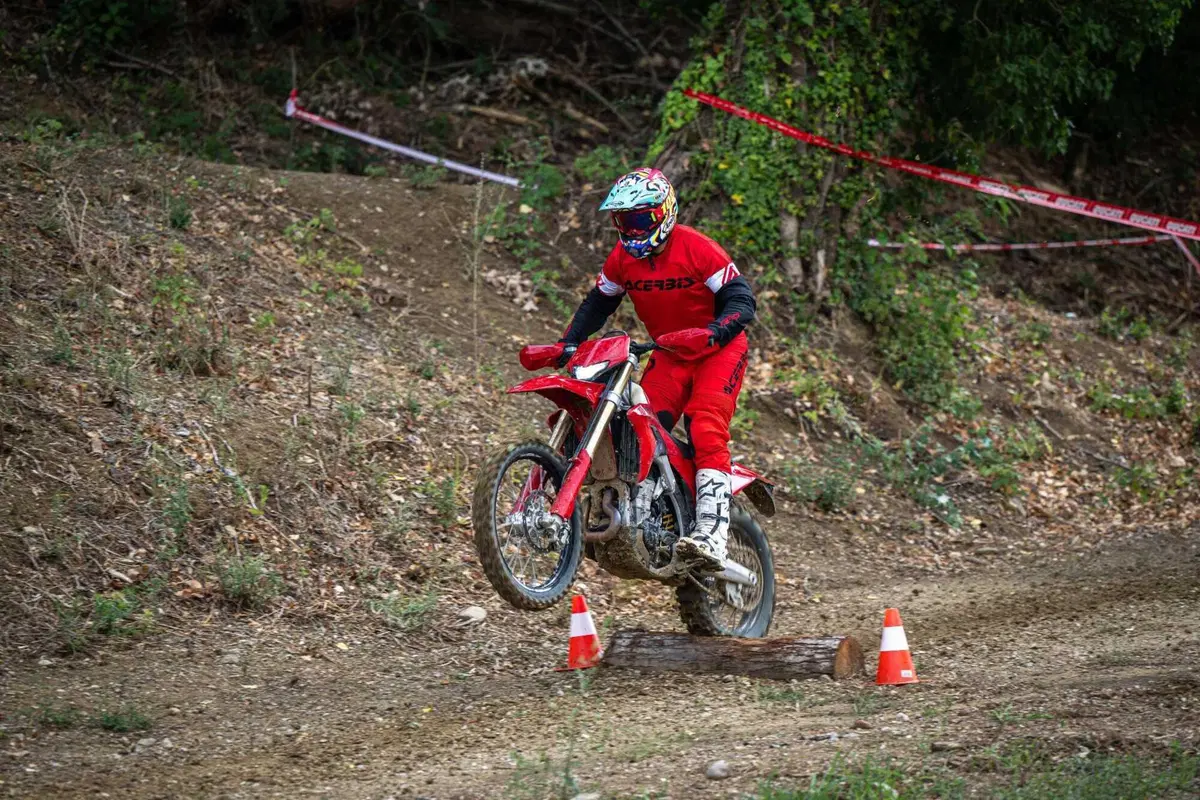 Desmo450 EDS, l'abbiamo provata in fettucciato e in linea, ecco come va la moto da enduro di Ducati! [VIDEO e GALLERY]