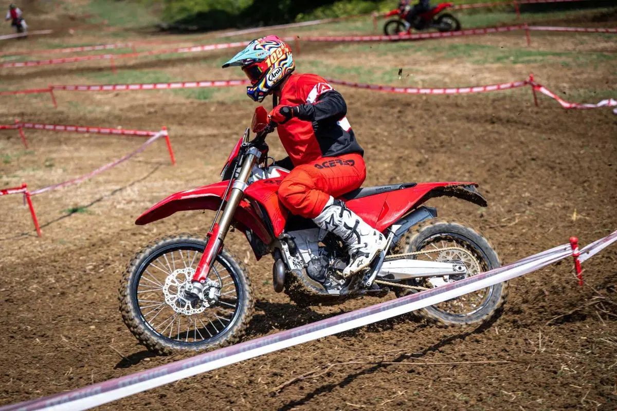 Desmo450 EDS, l'abbiamo provata in fettucciato e in linea, ecco come va la moto da enduro di Ducati! [VIDEO e GALLERY] (2)