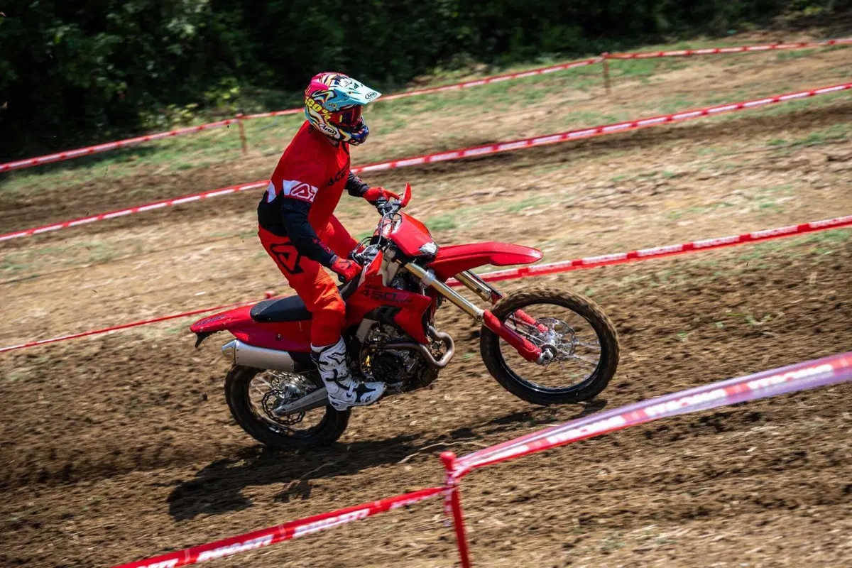 Desmo450 EDS, l'abbiamo provata in fettucciato e in linea, ecco come va la moto da enduro di Ducati! [VIDEO e GALLERY] (3)