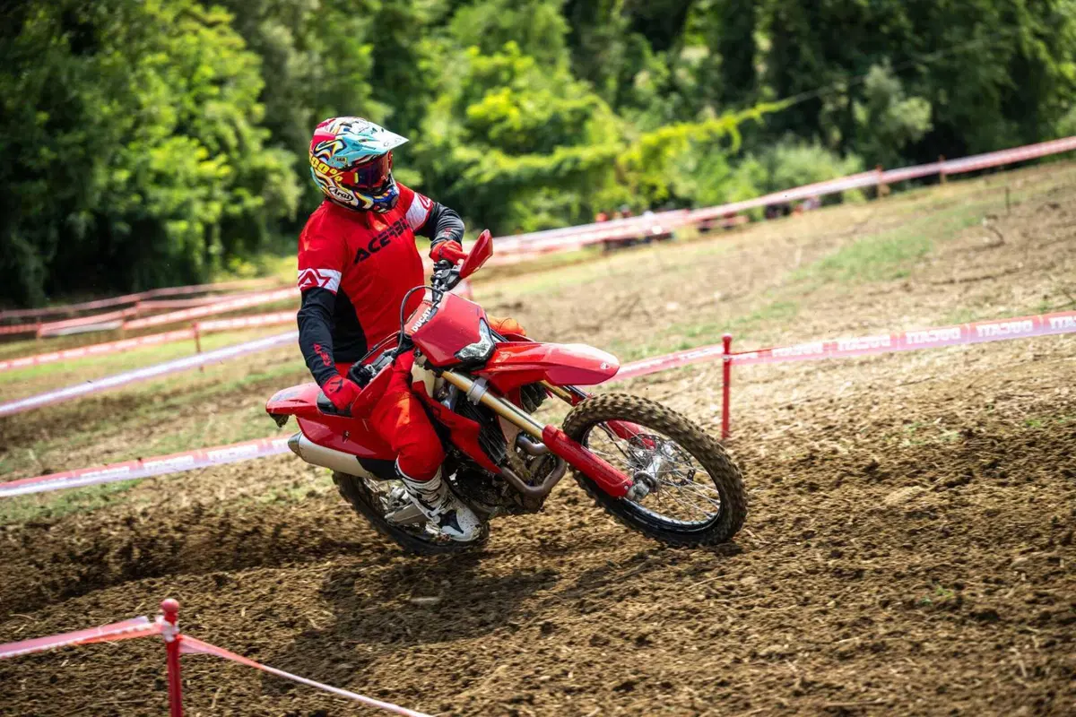 Desmo450 EDS, l'abbiamo provata in fettucciato e in linea, ecco come va la moto da enduro di Ducati! [VIDEO e GALLERY] (4)