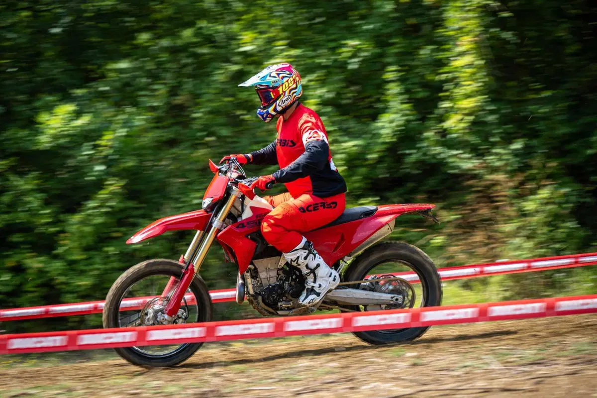 Desmo450 EDS, l'abbiamo provata in fettucciato e in linea, ecco come va la moto da enduro di Ducati! [VIDEO e GALLERY] (5)