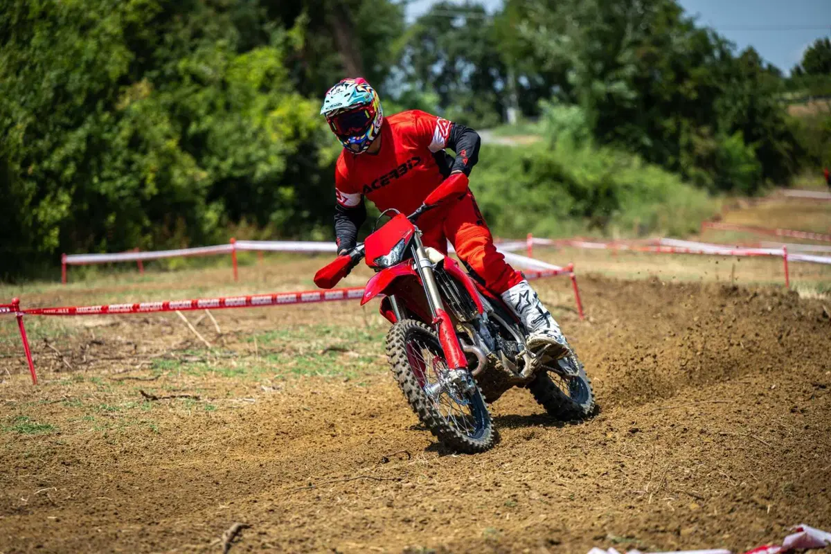 Desmo450 EDS, l'abbiamo provata in fettucciato e in linea, ecco come va la moto da enduro di Ducati! [VIDEO e GALLERY] (6)