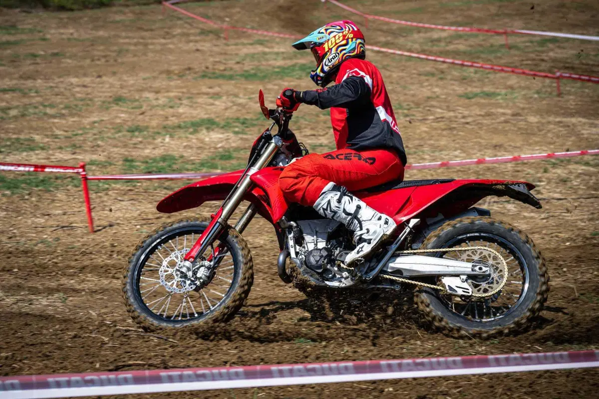 Desmo450 EDS, l'abbiamo provata in fettucciato e in linea, ecco come va la moto da enduro di Ducati! [VIDEO e GALLERY] (7)
