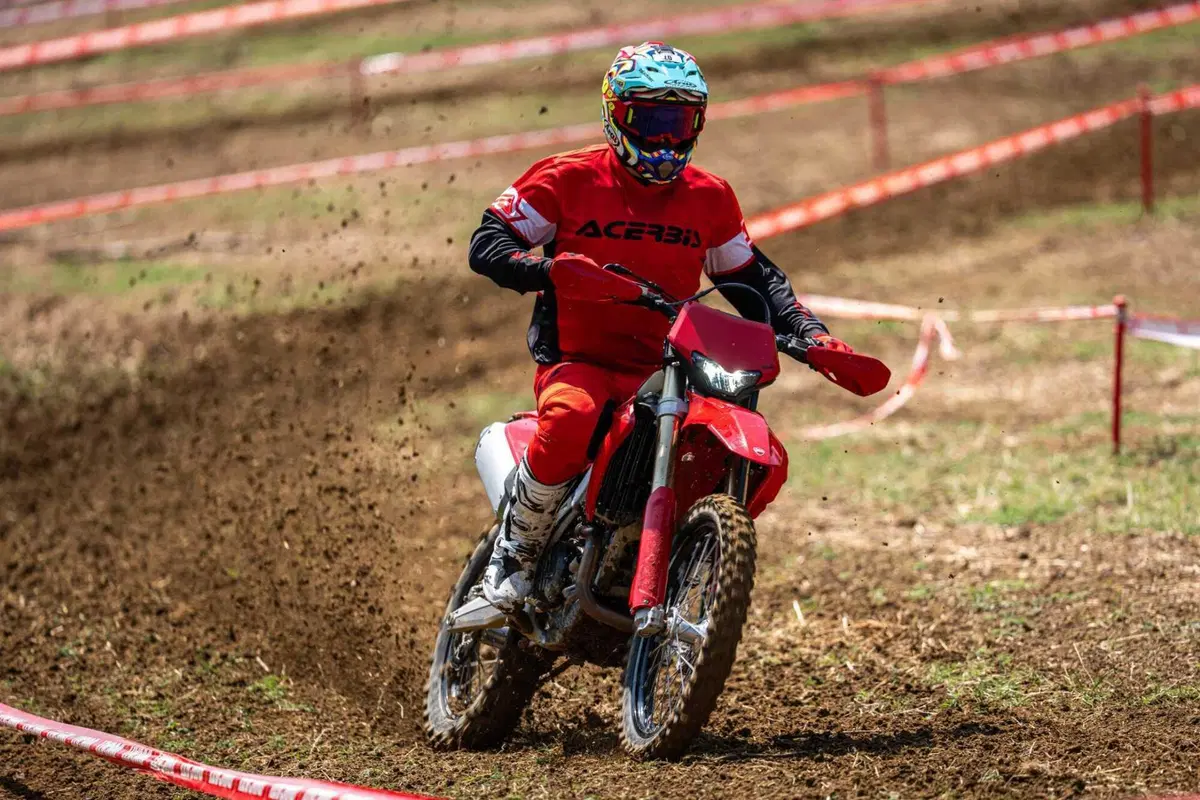 Desmo450 EDS, l'abbiamo provata in fettucciato e in linea, ecco come va la moto da enduro di Ducati! [VIDEO e GALLERY] (10)