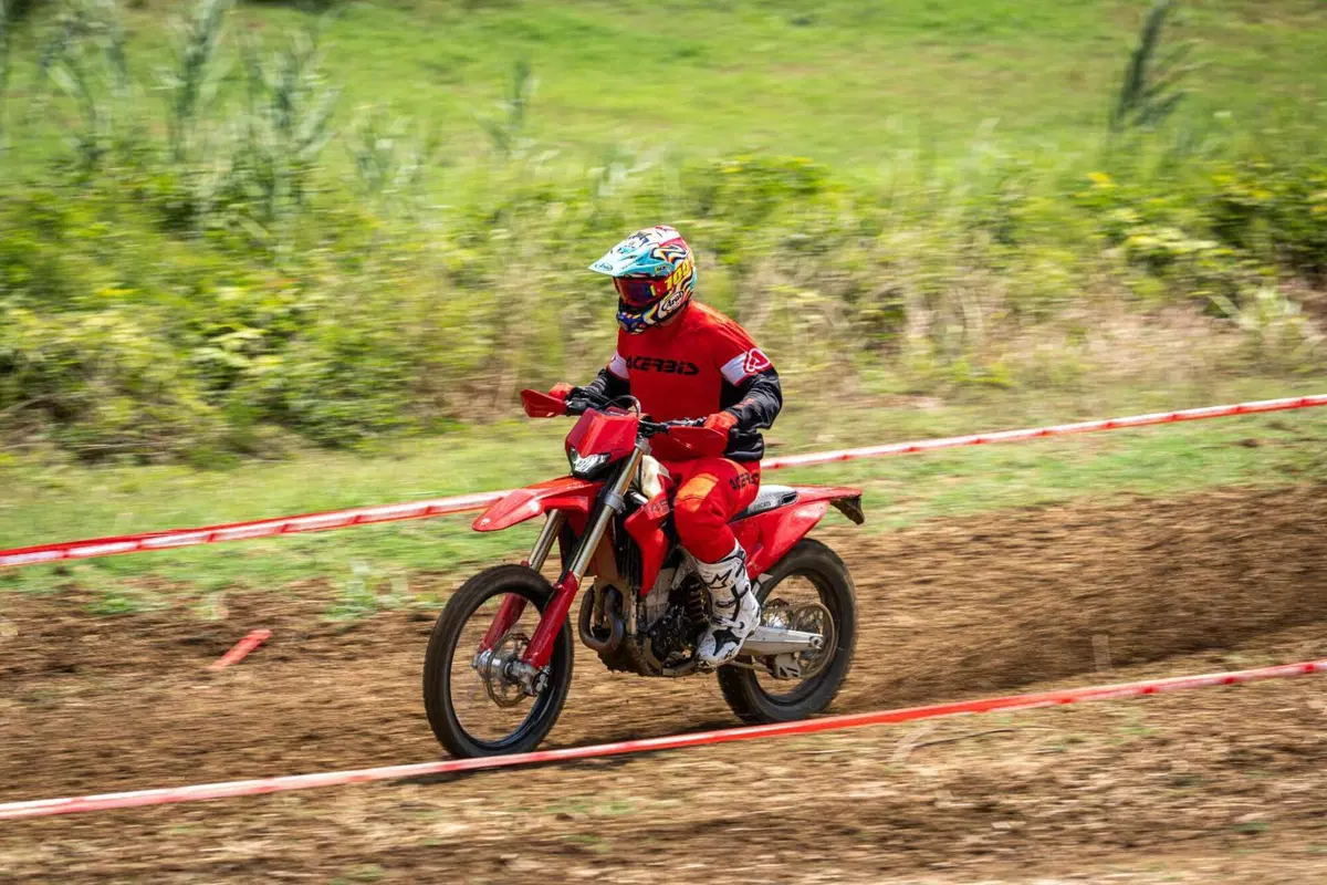 Desmo450 EDS, l'abbiamo provata in fettucciato e in linea, ecco come va la moto da enduro di Ducati! [VIDEO e GALLERY] (12)