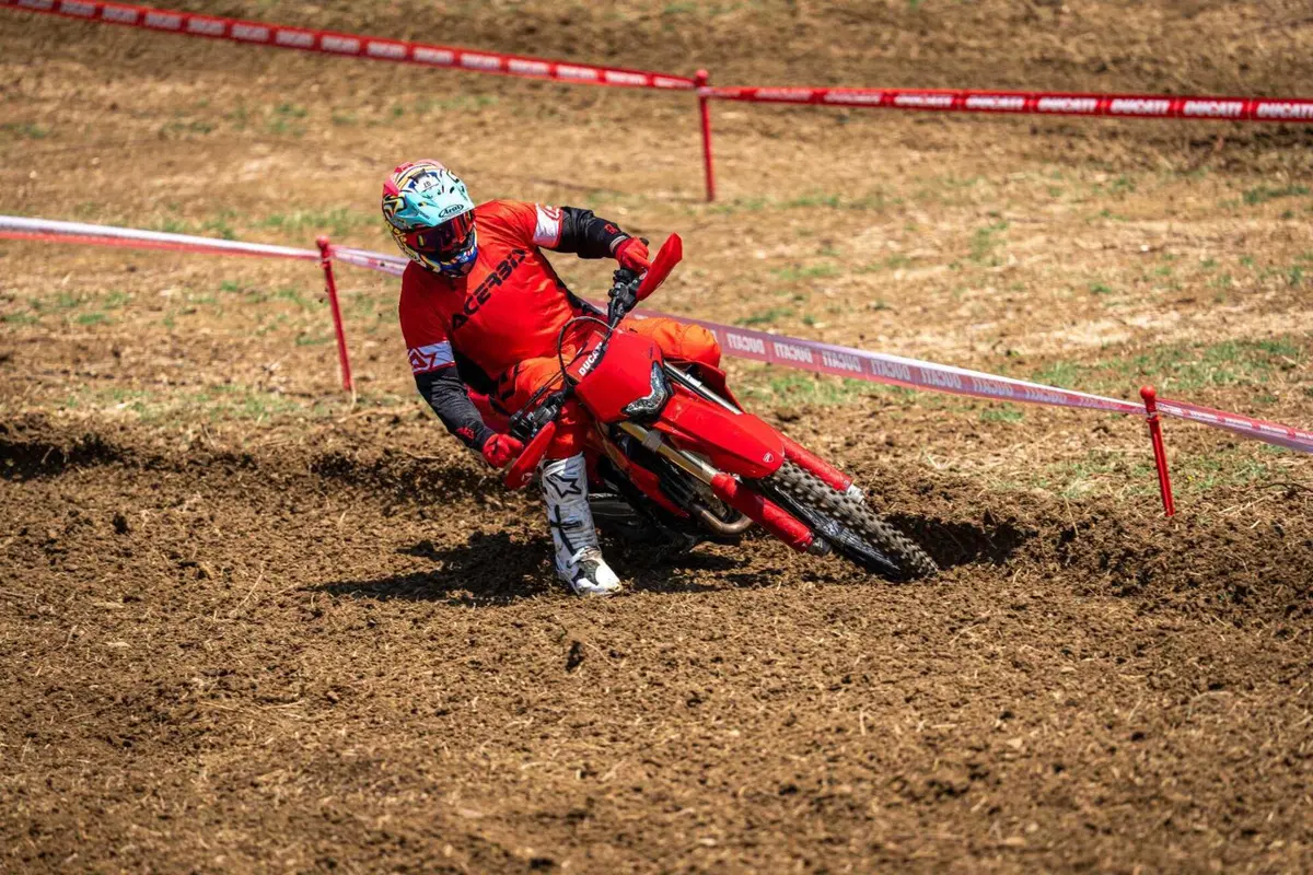 Desmo450 EDS, l'abbiamo provata in fettucciato e in linea, ecco come va la moto da enduro di Ducati! [VIDEO e GALLERY] (13)