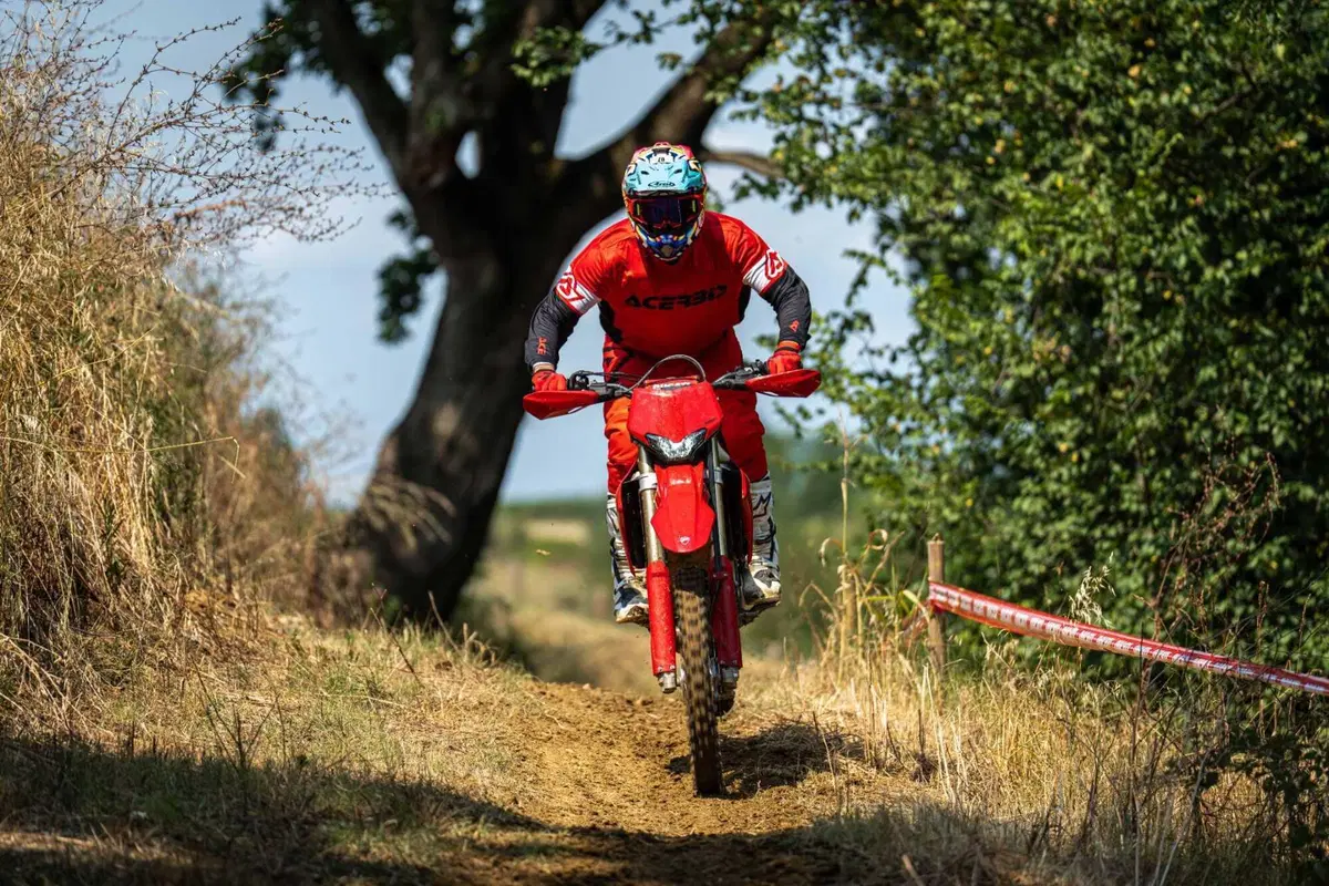 Desmo450 EDS, l'abbiamo provata in fettucciato e in linea, ecco come va la moto da enduro di Ducati! [VIDEO e GALLERY] (14)