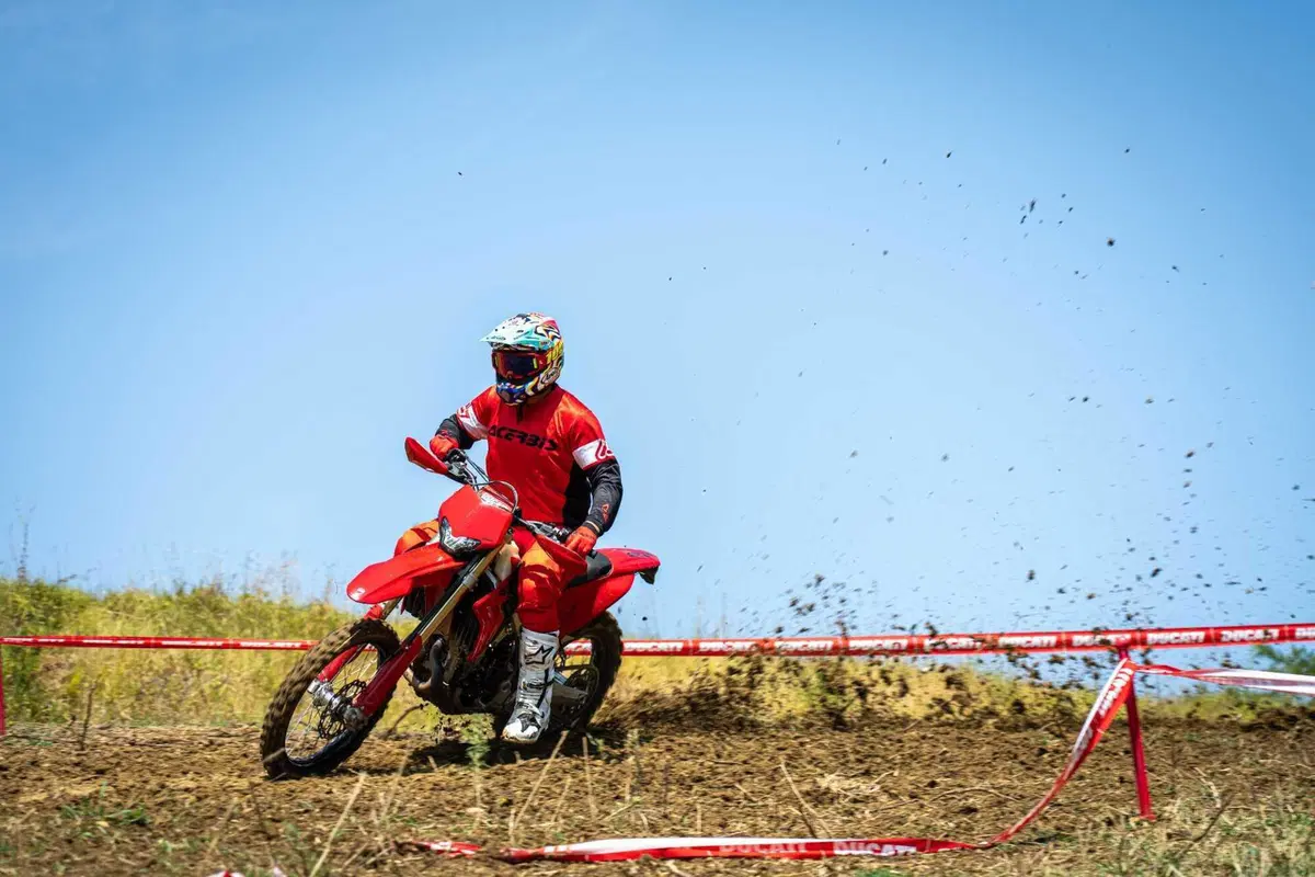 Desmo450 EDS, l'abbiamo provata in fettucciato e in linea, ecco come va la moto da enduro di Ducati! [VIDEO e GALLERY] (15)