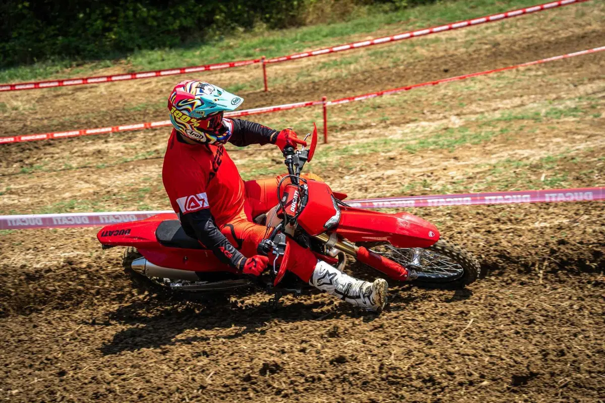 Desmo450 EDS, l'abbiamo provata in fettucciato e in linea, ecco come va la moto da enduro di Ducati! [VIDEO e GALLERY] (16)