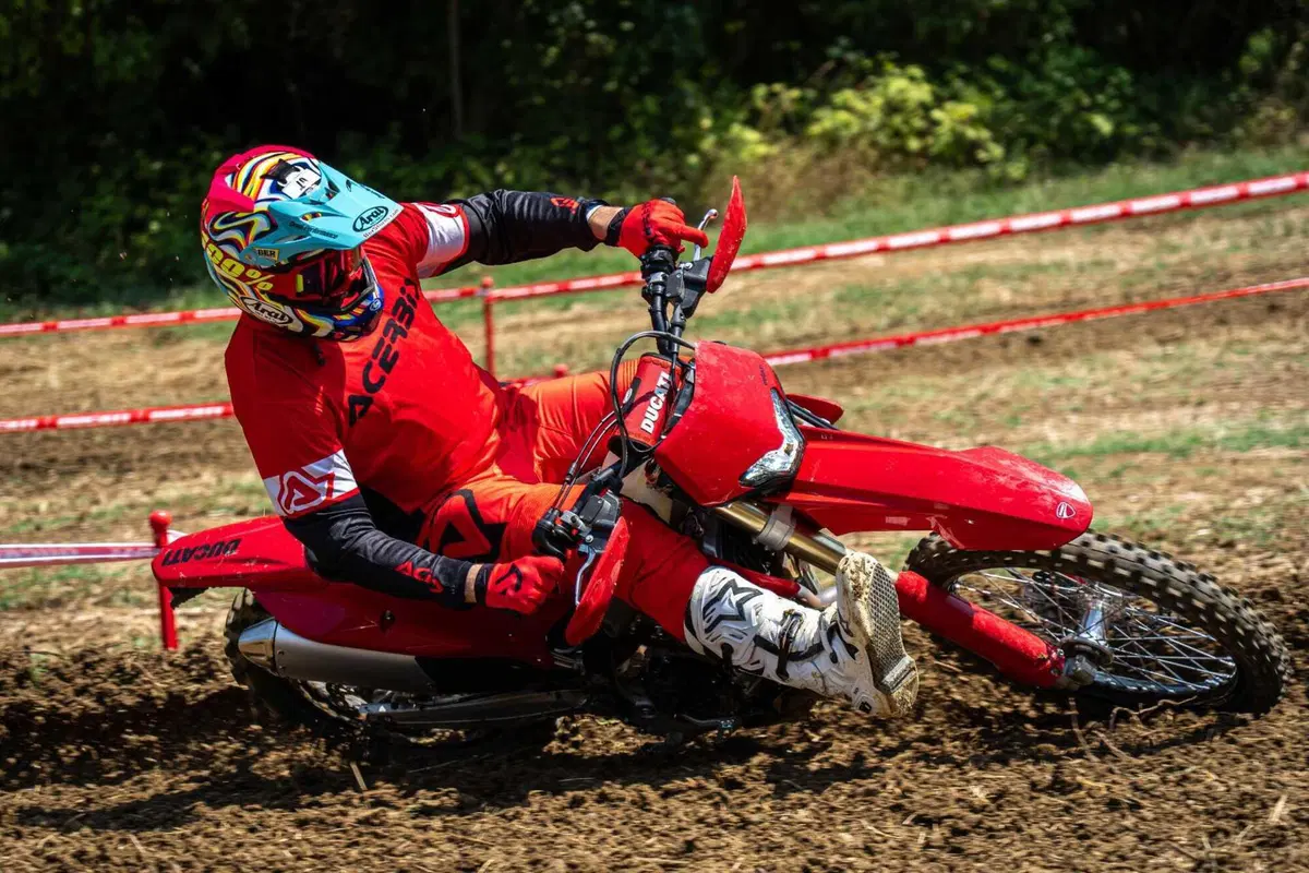 Desmo450 EDS, l'abbiamo provata in fettucciato e in linea, ecco come va la moto da enduro di Ducati! [VIDEO e GALLERY] (17)