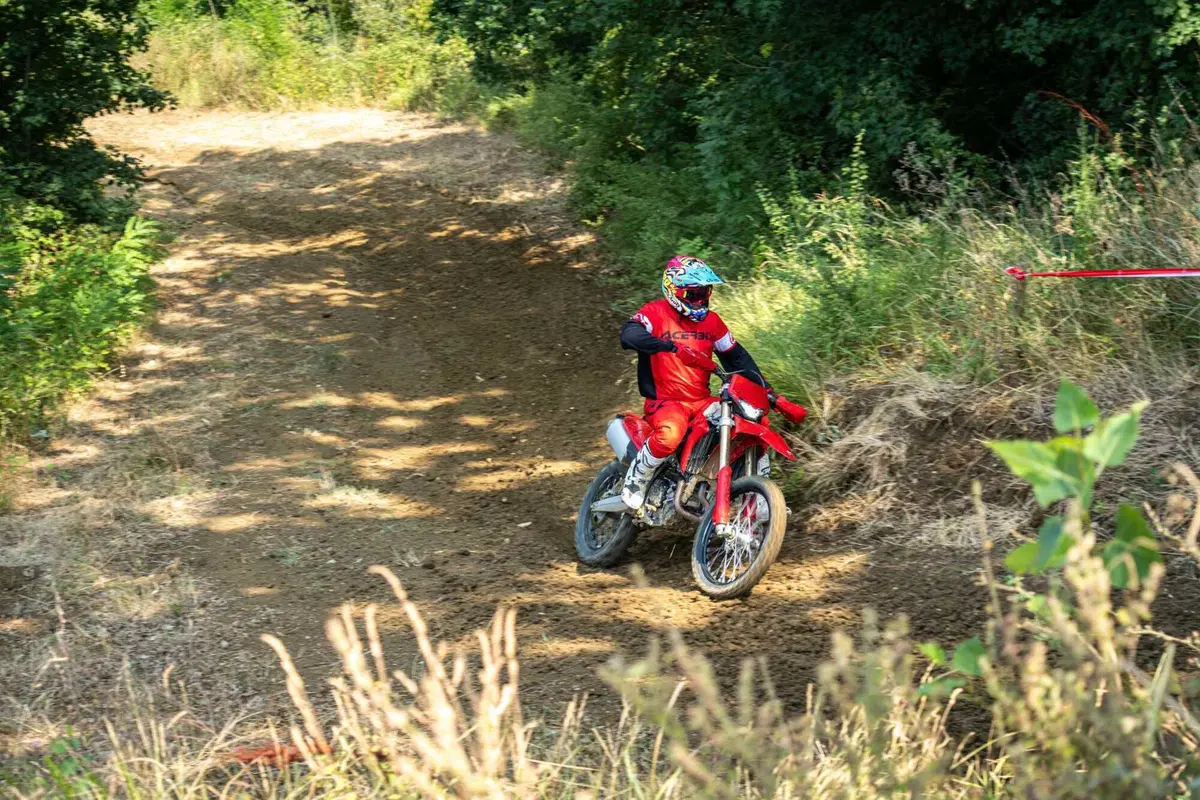 Desmo450 EDS, l'abbiamo provata in fettucciato e in linea, ecco come va la moto da enduro di Ducati! [VIDEO e GALLERY] (18)