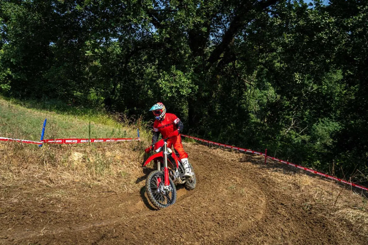 Desmo450 EDS, l'abbiamo provata in fettucciato e in linea, ecco come va la moto da enduro di Ducati! [VIDEO e GALLERY] (19)