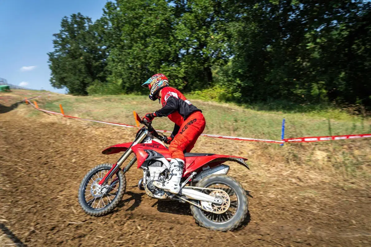 Desmo450 EDS, l'abbiamo provata in fettucciato e in linea, ecco come va la moto da enduro di Ducati! [VIDEO e GALLERY] (20)