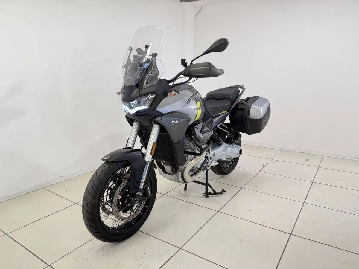 Moto Guzzi Stelvio (2024 - 26) (2)