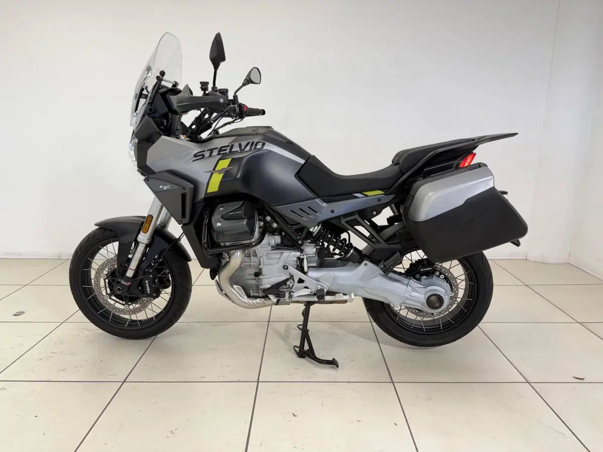 Moto Guzzi Stelvio (2024 - 26) (5)