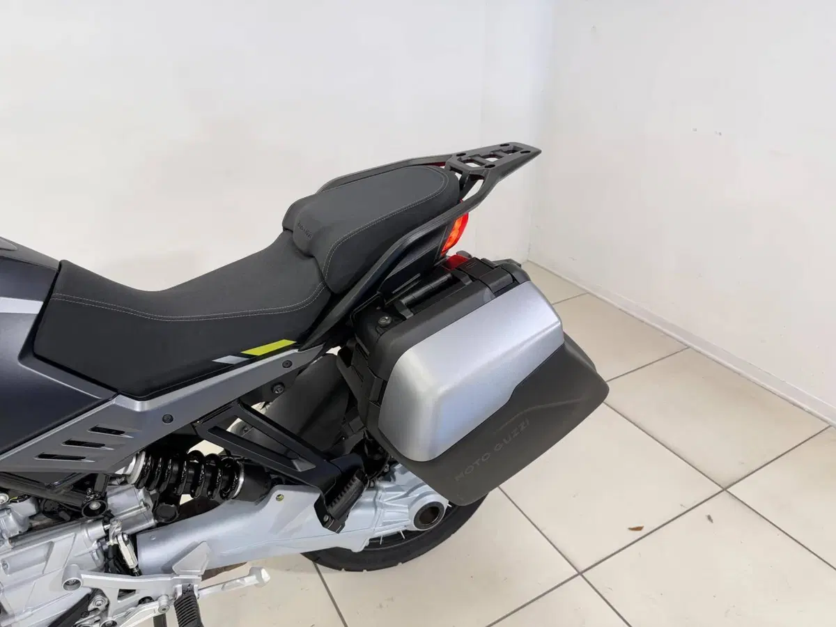 Moto Guzzi Stelvio (2024 - 26) (9)