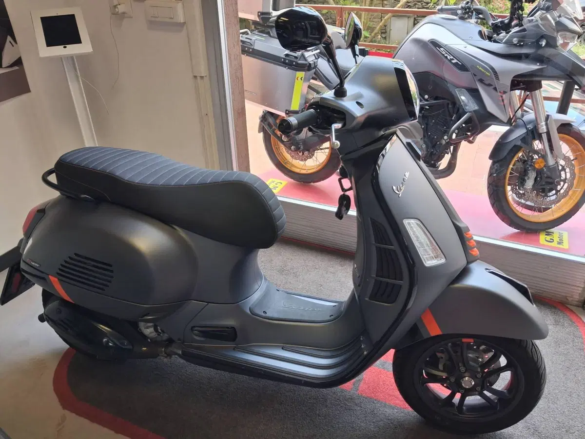 Vespa GTS 300 Super Tech (2023 - 24) (2)
