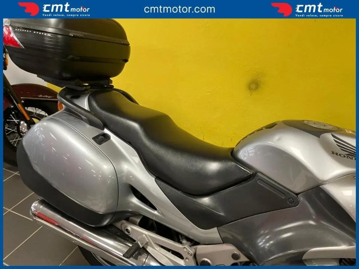 Honda Deauville 650 (2002 - 05) (9)