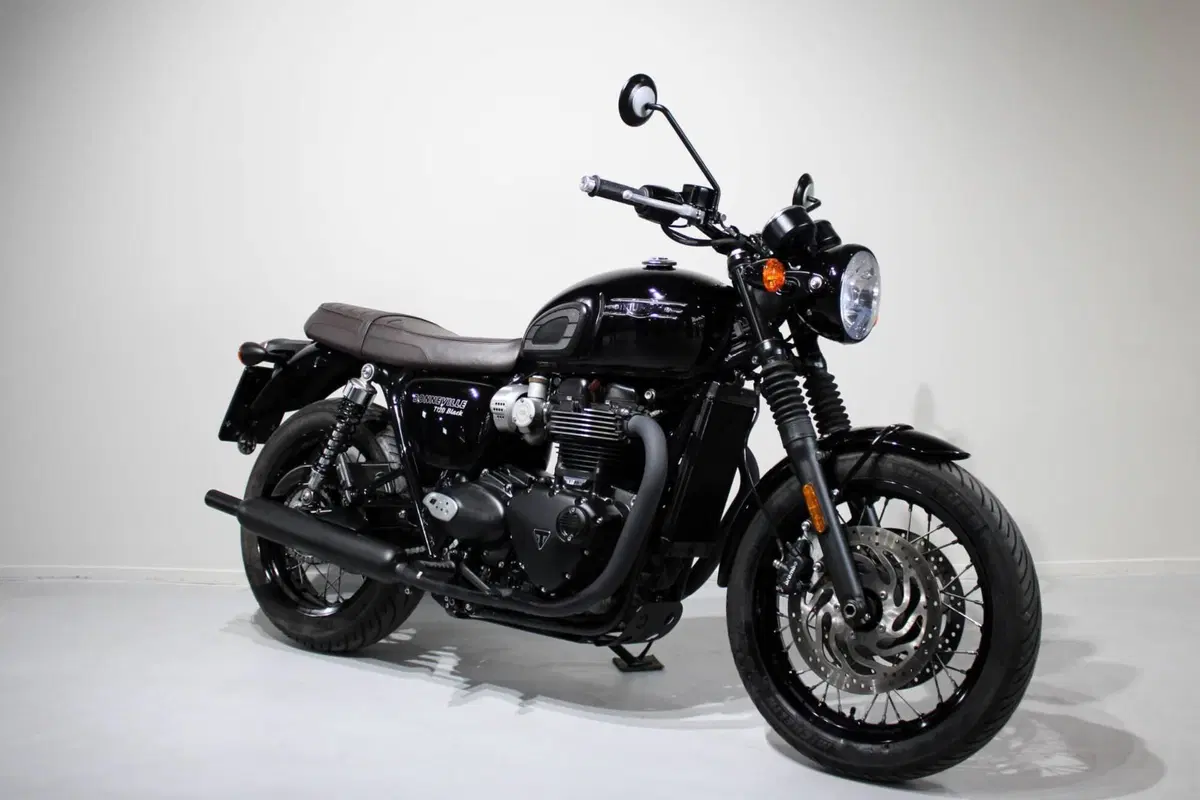 Triumph Bonneville T120 Black (2021 - 25) (2)