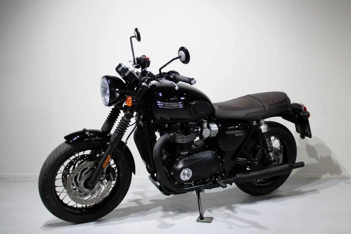 Triumph Bonneville T120 Black (2021 - 25) (3)