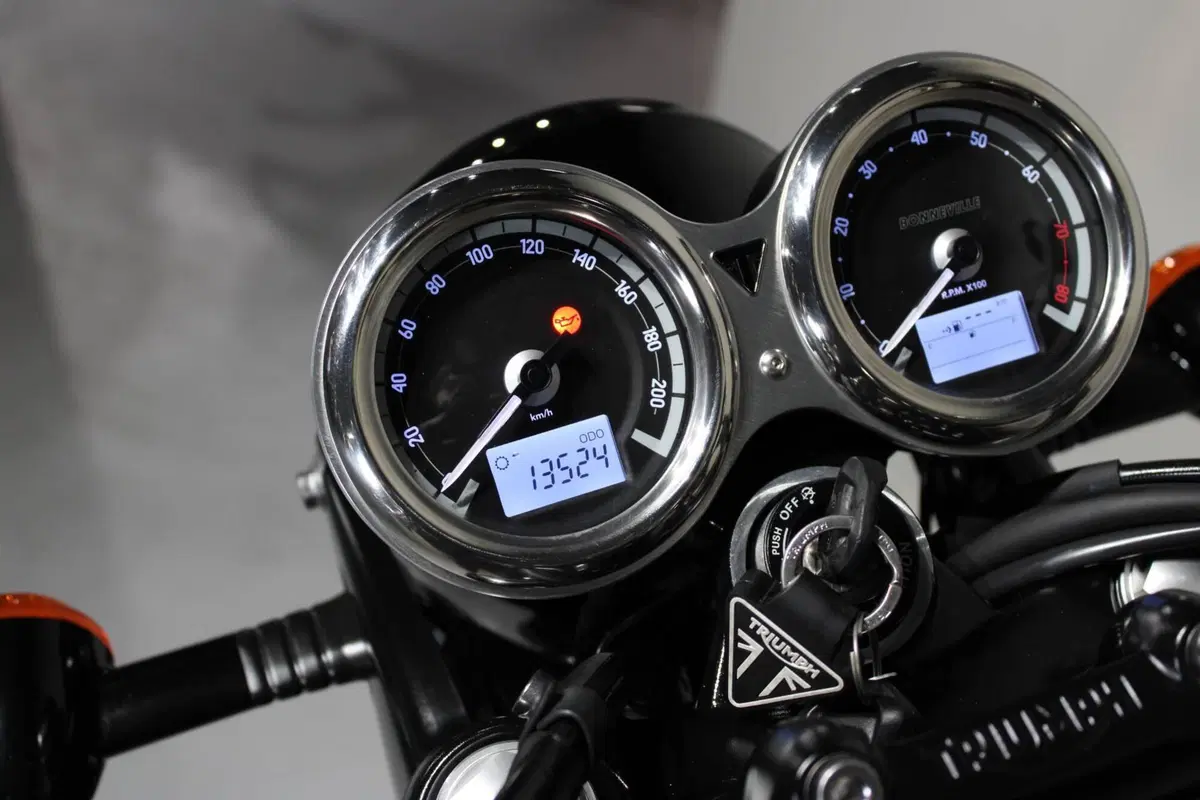 Triumph Bonneville T120 Black (2021 - 25) (6)