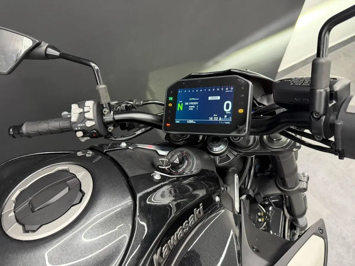 Kawasaki Z 900 (2025 - 26) (4)