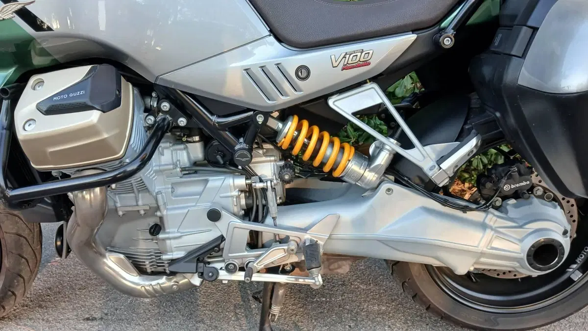 Moto Guzzi V100 Mandello S (2022 - 24) (12)