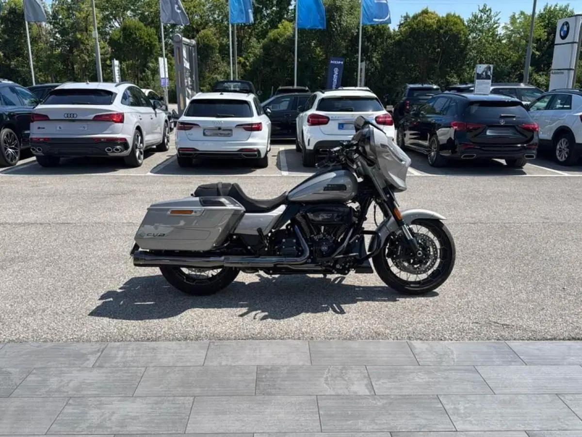 Harley-Davidson CVO Street Glide (2023) (8)
