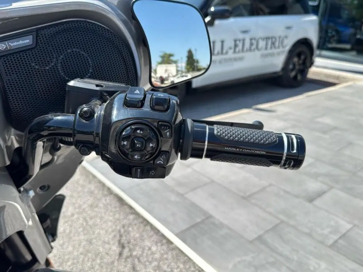 Harley-Davidson CVO Street Glide (2023) (10)