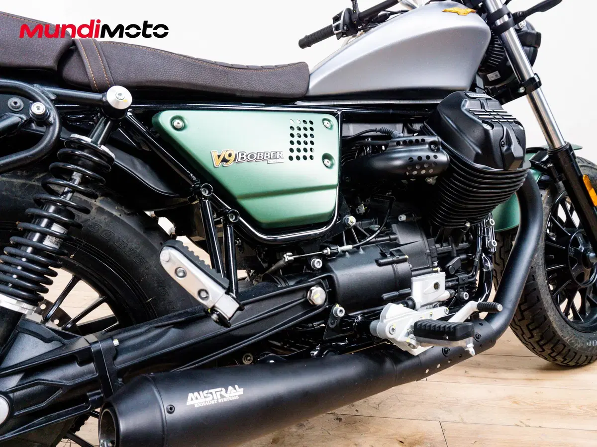 Moto Guzzi V9 Bobber Centenario (2021 - 22) (4)
