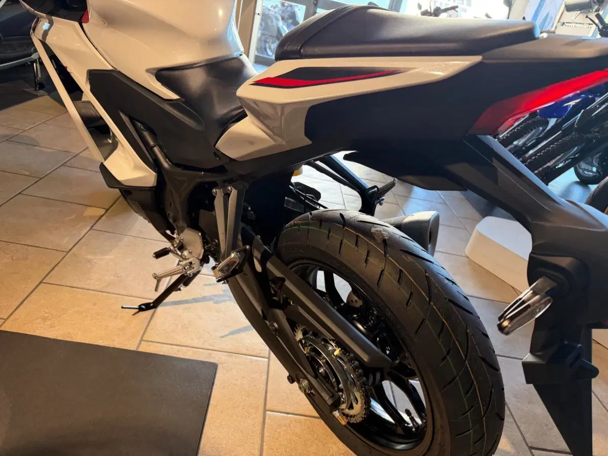 Yamaha YZF R3 70th (2026) (3)