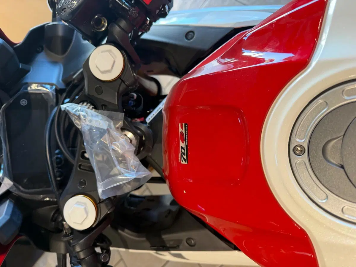 Yamaha YZF R3 70th (2026) (4)
