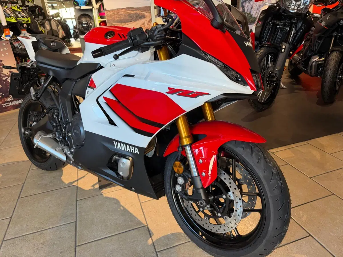 Yamaha YZF R7 70th (2026) (2)