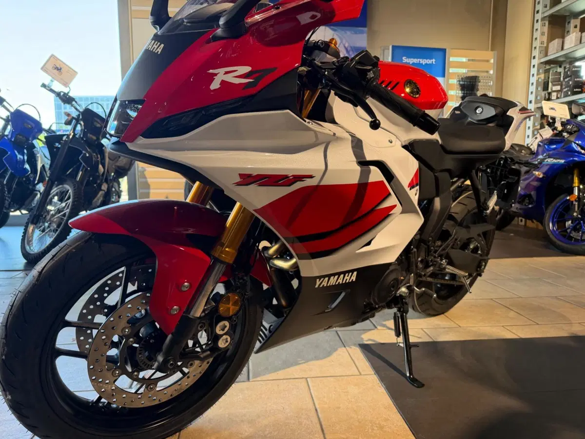 Yamaha YZF R7 70th (2026) (3)