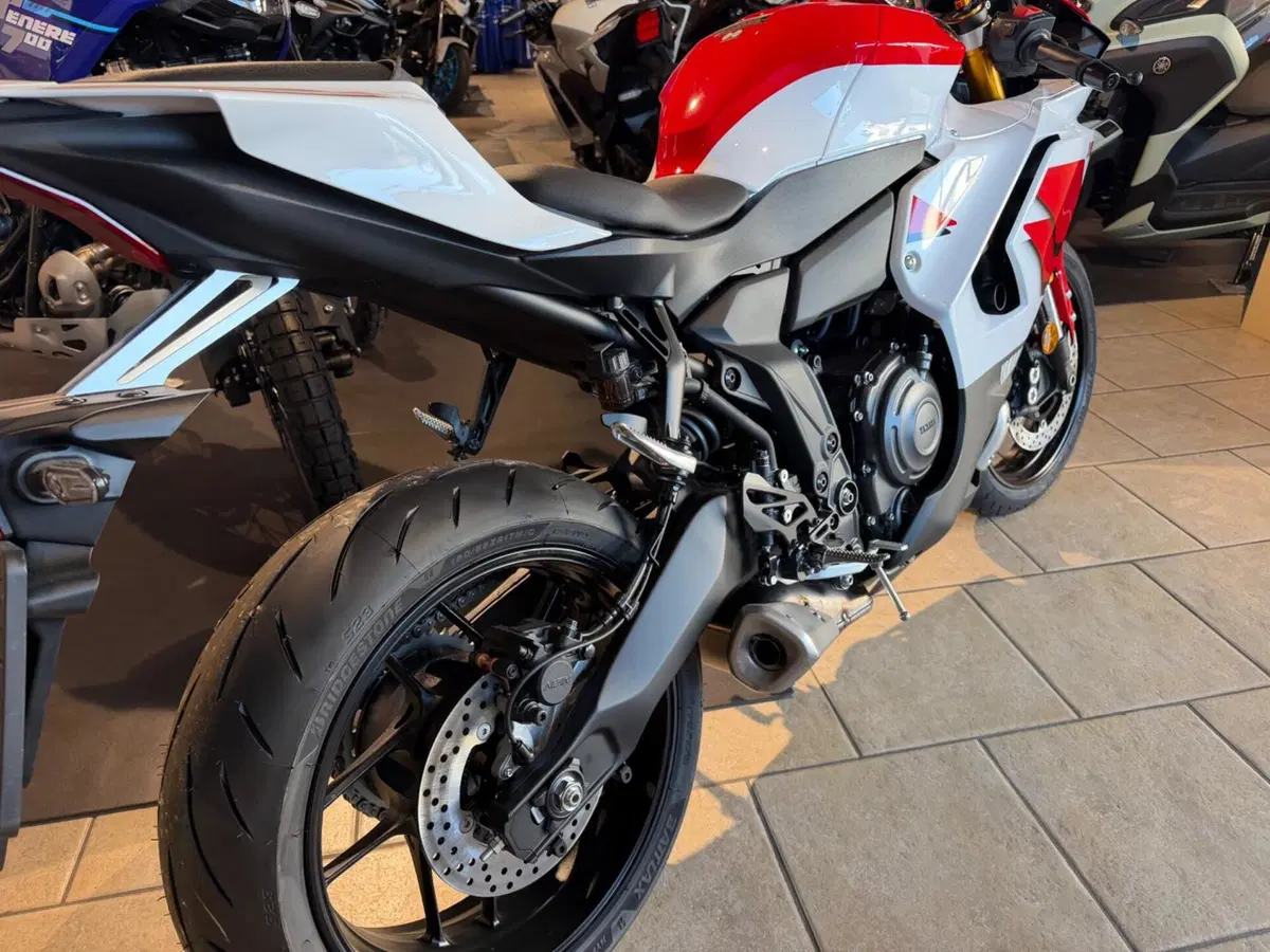 Yamaha YZF R7 70th (2026) (4)