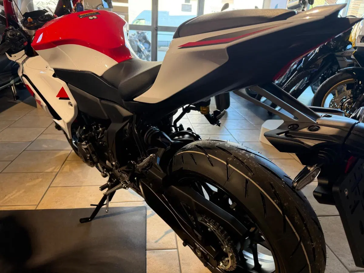 Yamaha YZF R7 70th (2026) (6)