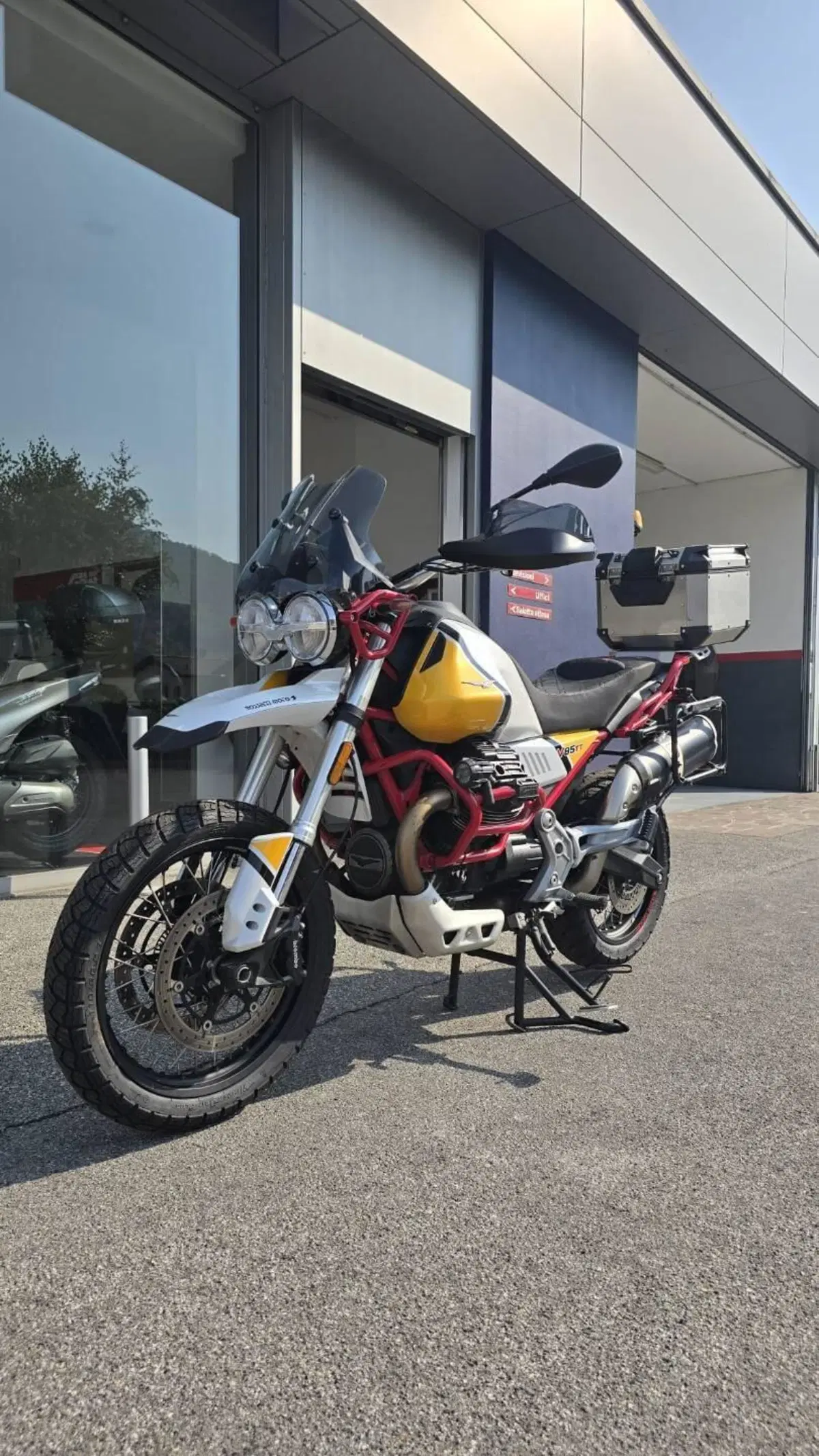 Moto Guzzi V85 TT Evocative Graphics (2019 - 20) (2)