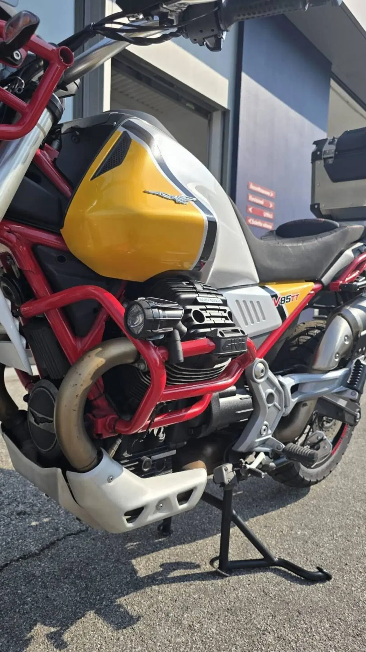 Moto Guzzi V85 TT Evocative Graphics (2019 - 20) (11)