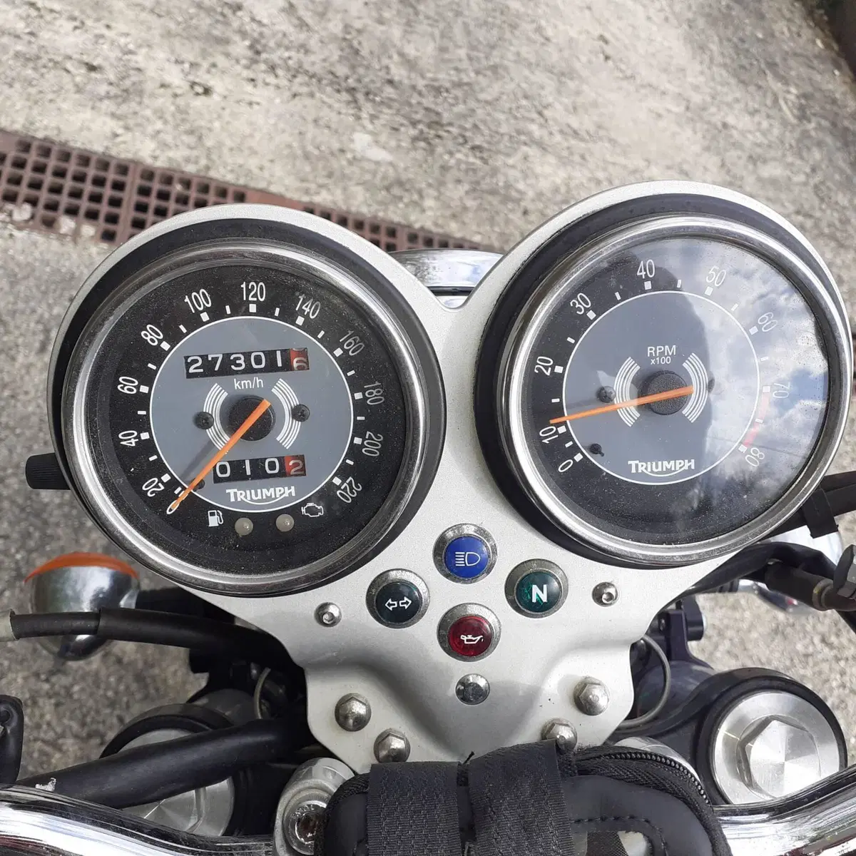 Triumph Bonneville T100 (2001 - 07) (2)
